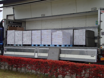 トラックで出荷！！・・・　（年に何度もある光景ではありません）